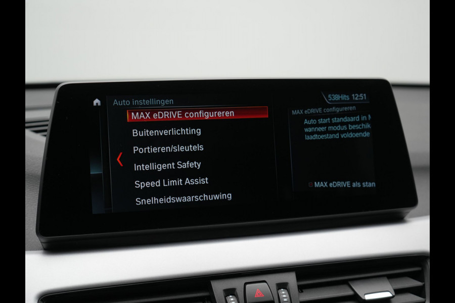 BMW X1 xDrive25e Advantage PHEV 221pk Dealer O.H. | Head Up | Lederen Comfortzetels Verwarmd | Camera | Cruise Control | Park Asssist | Navigatie | DAB | M Sportstuur | Plug In Hybrid |
