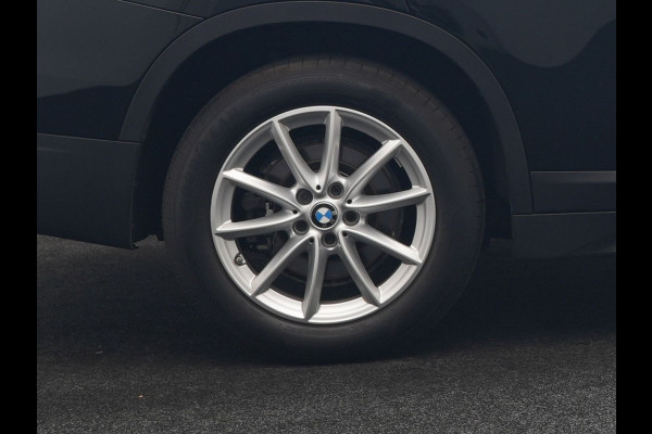 BMW X1 xDrive25e Advantage PHEV 221pk Dealer O.H. | Head Up | Lederen Comfortzetels Verwarmd | Camera | Cruise Control | Park Asssist | Navigatie | DAB | M Sportstuur | Plug In Hybrid |