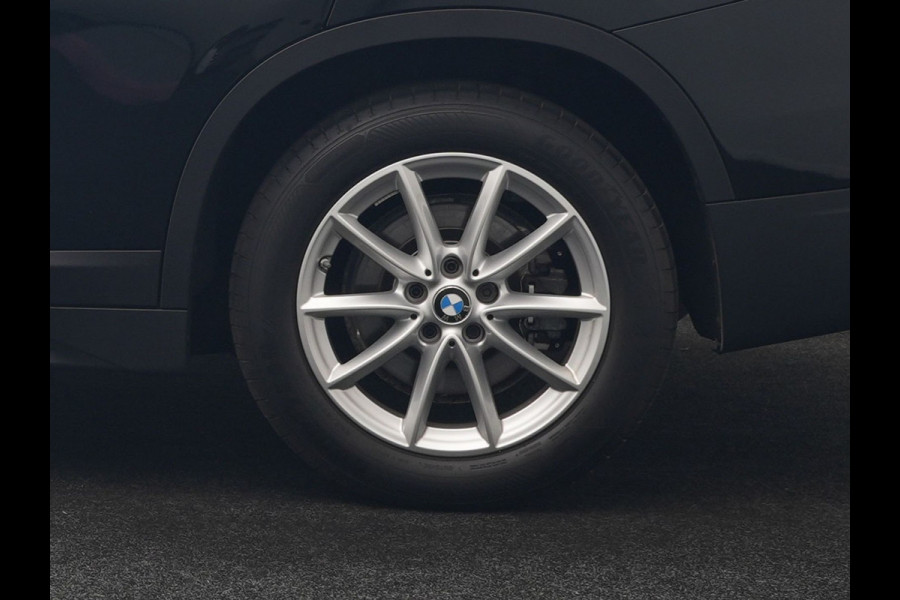 BMW X1 xDrive25e Advantage PHEV 221pk Dealer O.H. | Head Up | Lederen Comfortzetels Verwarmd | Camera | Cruise Control | Park Asssist | Navigatie | DAB | M Sportstuur | Plug In Hybrid |