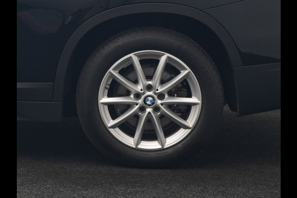 BMW X1 xDrive25e Advantage PHEV 221pk Dealer O.H. | Head Up | Lederen Comfortzetels Verwarmd | Camera | Cruise Control | Park Asssist | Navigatie | DAB | M Sportstuur | Plug In Hybrid |
