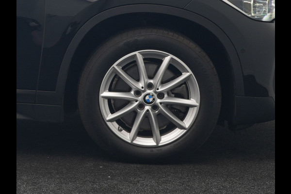 BMW X1 xDrive25e Advantage PHEV 221pk Dealer O.H. | Head Up | Lederen Comfortzetels Verwarmd | Camera | Cruise Control | Park Asssist | Navigatie | DAB | M Sportstuur | Plug In Hybrid |