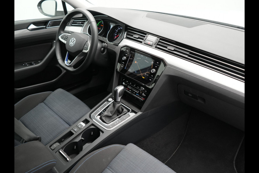 Volkswagen Passat Variant 1.4 TSI GTE Business PHEV 218pk Dealer O.H. | Adaptive Cruise | Camera | Voorstoelen Verwarmd | Apple Carplay | Navigatie | DAB | Park Assist | Draadloze Telefoonlader | IQ Drive | Plug In Hybrid |