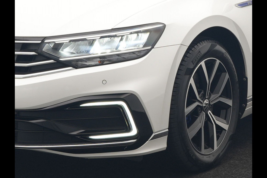 Volkswagen Passat Variant 1.4 TSI GTE Business PHEV 218pk Dealer O.H. | Adaptive Cruise | Camera | Voorstoelen Verwarmd | Apple Carplay | Navigatie | DAB | Park Assist | Draadloze Telefoonlader | IQ Drive | Plug In Hybrid |
