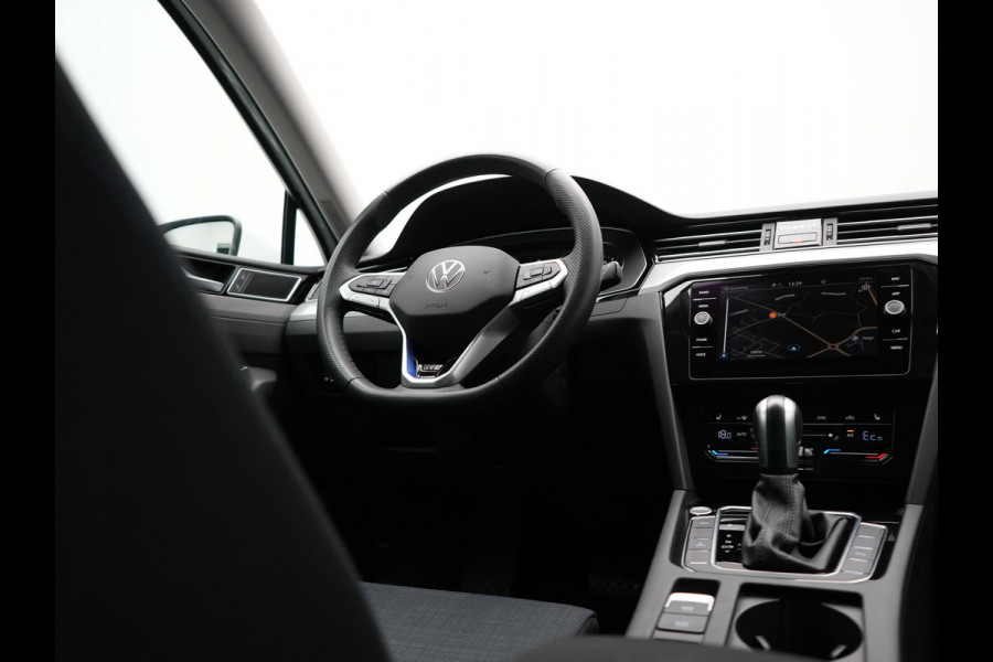 Volkswagen Passat Variant 1.4 TSI GTE Business PHEV 218pk Dealer O.H. | Adaptive Cruise | Camera | Voorstoelen Verwarmd | Apple Carplay | Navigatie | DAB | Park Assist | Draadloze Telefoonlader | IQ Drive | Plug In Hybrid |