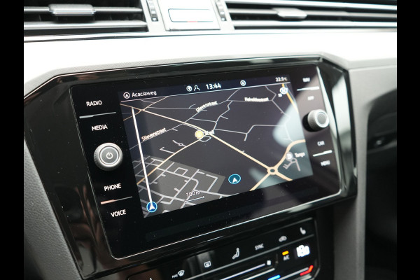 Volkswagen Passat Variant 1.4 TSI GTE Business PHEV 218pk Dealer O.H. | Adaptive Cruise | Camera | Voorstoelen Verwarmd | Apple Carplay | Navigatie | DAB | Park Assist | Draadloze Telefoonlader | IQ Drive | Plug In Hybrid |
