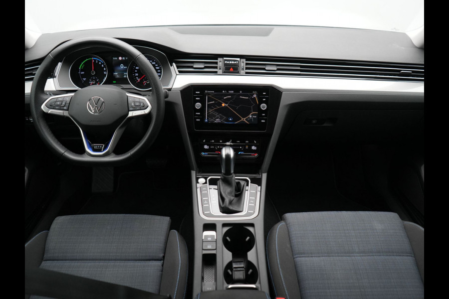 Volkswagen Passat Variant 1.4 TSI GTE Business PHEV 218pk Dealer O.H. | Adaptive Cruise | Camera | Voorstoelen Verwarmd | Apple Carplay | Navigatie | DAB | Park Assist | Draadloze Telefoonlader | IQ Drive | Plug In Hybrid |