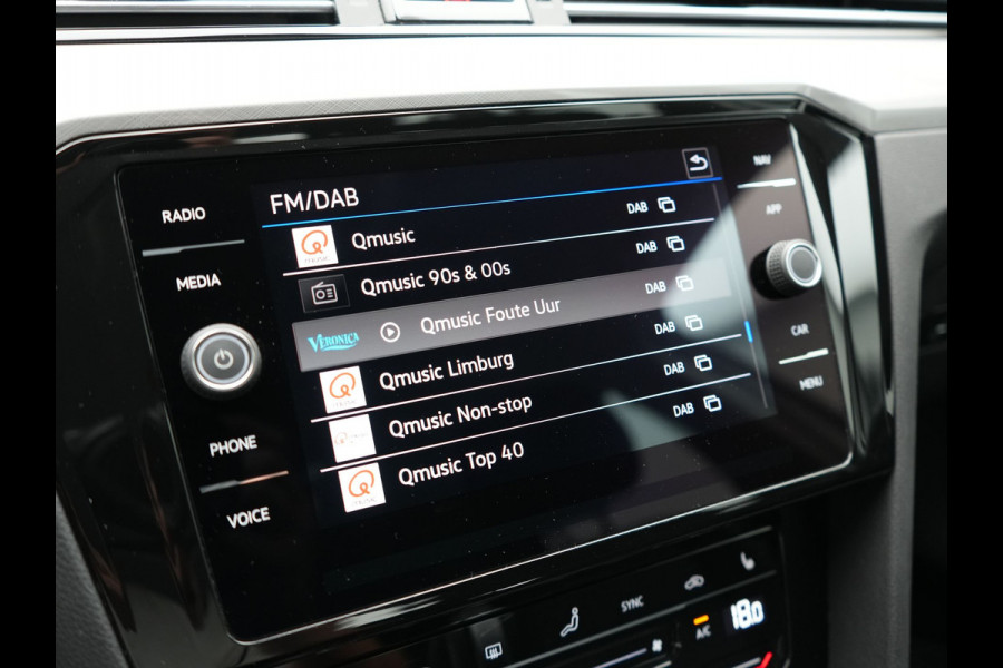 Volkswagen Passat Variant 1.4 TSI GTE Business PHEV 218pk Dealer O.H. | Adaptive Cruise | Camera | Voorstoelen Verwarmd | Apple Carplay | Navigatie | DAB | Park Assist | Draadloze Telefoonlader | IQ Drive | Plug In Hybrid |