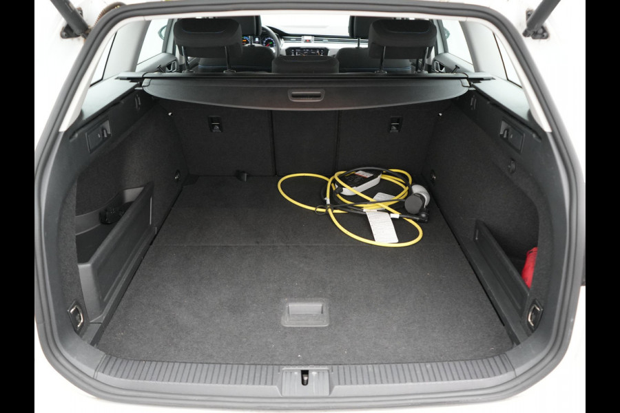 Volkswagen Passat Variant 1.4 TSI GTE Business PHEV 218pk Dealer O.H. | Adaptive Cruise | Camera | Voorstoelen Verwarmd | Apple Carplay | Navigatie | DAB | Park Assist | Draadloze Telefoonlader | IQ Drive | Plug In Hybrid |