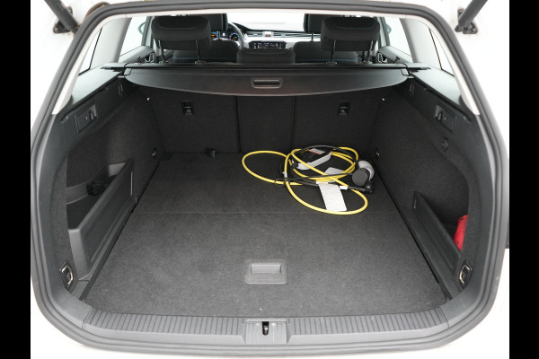 Volkswagen Passat Variant 1.4 TSI GTE Business PHEV 218pk Dealer O.H. | Adaptive Cruise | Camera | Voorstoelen Verwarmd | Apple Carplay | Navigatie | DAB | Park Assist | Draadloze Telefoonlader | IQ Drive | Plug In Hybrid |