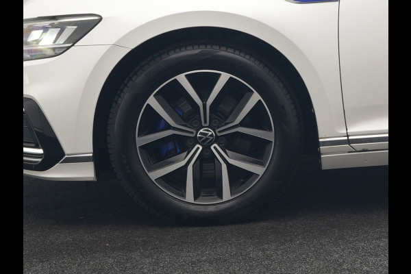 Volkswagen Passat Variant 1.4 TSI GTE Business PHEV 218pk Dealer O.H. | Adaptive Cruise | Camera | Voorstoelen Verwarmd | Apple Carplay | Navigatie | DAB | Park Assist | Draadloze Telefoonlader | IQ Drive | Plug In Hybrid |