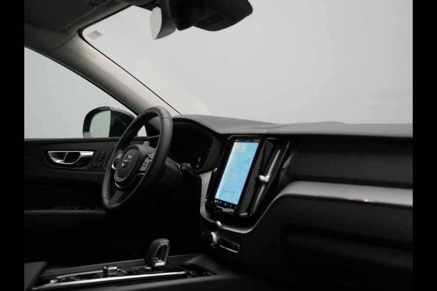 Volvo XC60 T6 AWD Plus Dark LONG RANGE PHEV 350pk Dealer O.H. | Trekhaak Af Fabriek | Panodak | Camera | Harman / Kardon | Lederen Sportstoelen Memory & Verwarmd | Keyless | Apple Carplay | Google Assistant | Navigatie | Virtual | DAB | 19"L.M | Plug In Hybrid |