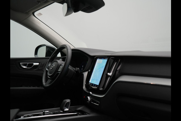 Volvo XC60 T6 AWD Plus Dark LONG RANGE PHEV 350pk Dealer O.H. | Trekhaak Af Fabriek | Panodak | Camera | Harman / Kardon | Lederen Sportstoelen Memory & Verwarmd | Keyless | Apple Carplay | Google Assistant | Navigatie | Virtual | DAB | 19"L.M | Plug In Hybrid |