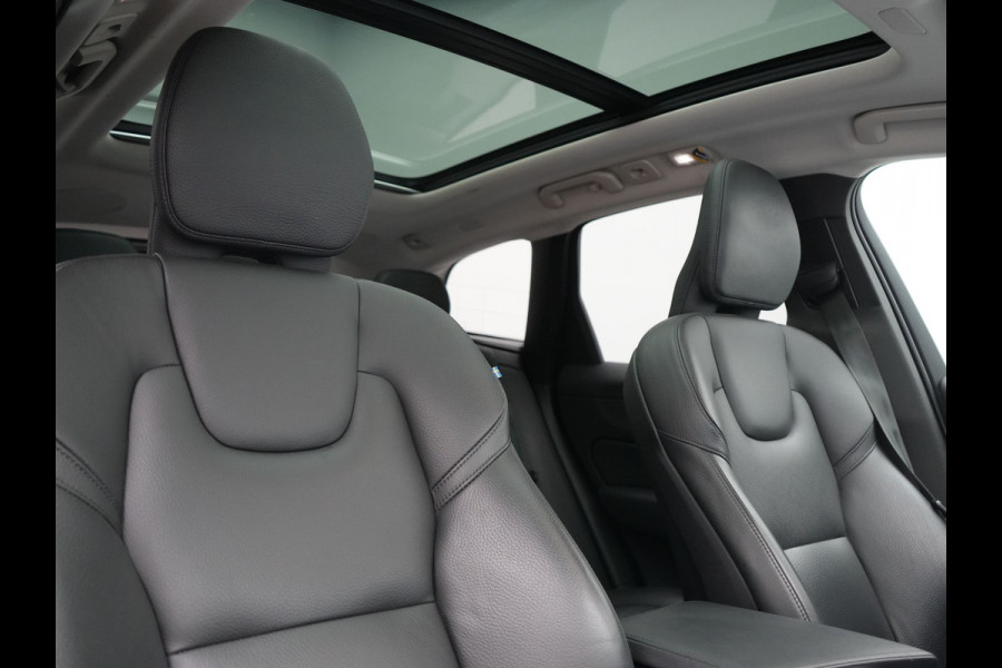 Volvo XC60 T6 AWD Plus Dark LONG RANGE PHEV 350pk Dealer O.H. | Trekhaak Af Fabriek | Panodak | Camera | Harman / Kardon | Lederen Sportstoelen Memory & Verwarmd | Keyless | Apple Carplay | Google Assistant | Navigatie | Virtual | DAB | 19"L.M | Plug In Hybrid |