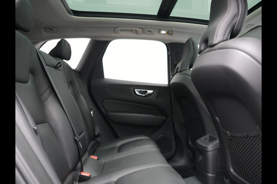 Volvo XC60 T6 AWD Plus Dark LONG RANGE PHEV 350pk Dealer O.H. | Trekhaak Af Fabriek | Panodak | Camera | Harman / Kardon | Lederen Sportstoelen Memory & Verwarmd | Keyless | Apple Carplay | Google Assistant | Navigatie | Virtual | DAB | 19"L.M | Plug In Hybrid |