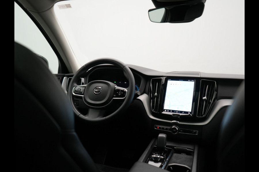 Volvo XC60 T6 AWD Plus Dark LONG RANGE PHEV 350pk Dealer O.H. | Trekhaak Af Fabriek | Panodak | Camera | Harman / Kardon | Lederen Sportstoelen Memory & Verwarmd | Keyless | Apple Carplay | Google Assistant | Navigatie | Virtual | DAB | 19"L.M | Plug In Hybrid |