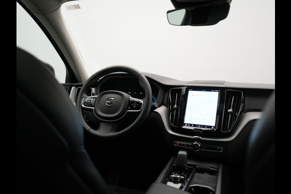 Volvo XC60 T6 AWD Plus Dark LONG RANGE PHEV 350pk Dealer O.H. | Trekhaak Af Fabriek | Panodak | Camera | Harman / Kardon | Lederen Sportstoelen Memory & Verwarmd | Keyless | Apple Carplay | Google Assistant | Navigatie | Virtual | DAB | 19"L.M | Plug In Hybrid |
