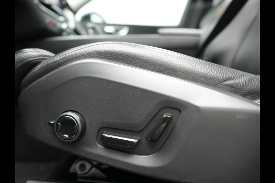 Volvo XC60 T6 AWD Plus Dark LONG RANGE PHEV 350pk Dealer O.H. | Trekhaak Af Fabriek | Panodak | Camera | Harman / Kardon | Lederen Sportstoelen Memory & Verwarmd | Keyless | Apple Carplay | Google Assistant | Navigatie | Virtual | DAB | 19"L.M | Plug In Hybrid |