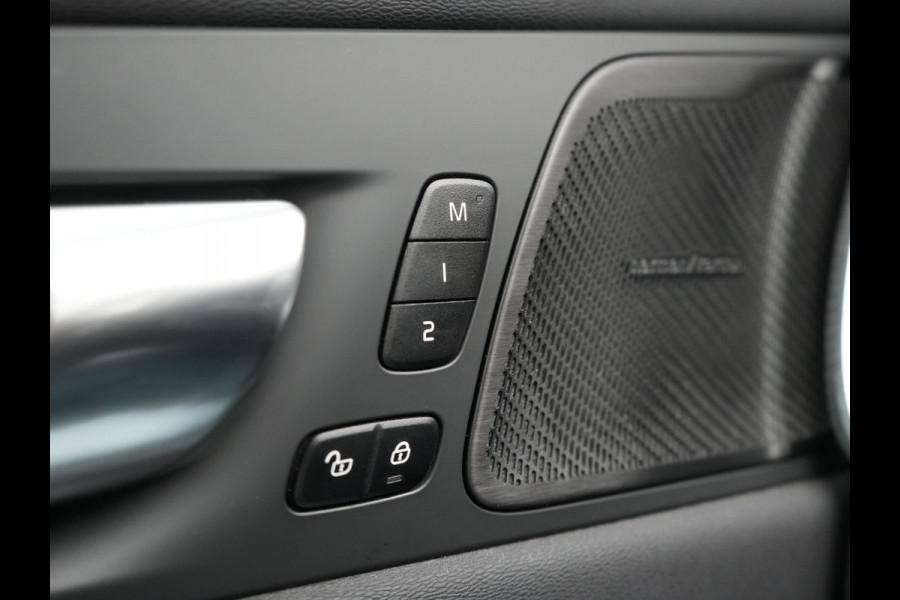 Volvo XC60 T6 AWD Plus Dark LONG RANGE PHEV 350pk Dealer O.H. | Trekhaak Af Fabriek | Panodak | Camera | Harman / Kardon | Lederen Sportstoelen Memory & Verwarmd | Keyless | Apple Carplay | Google Assistant | Navigatie | Virtual | DAB | 19"L.M | Plug In Hybrid |