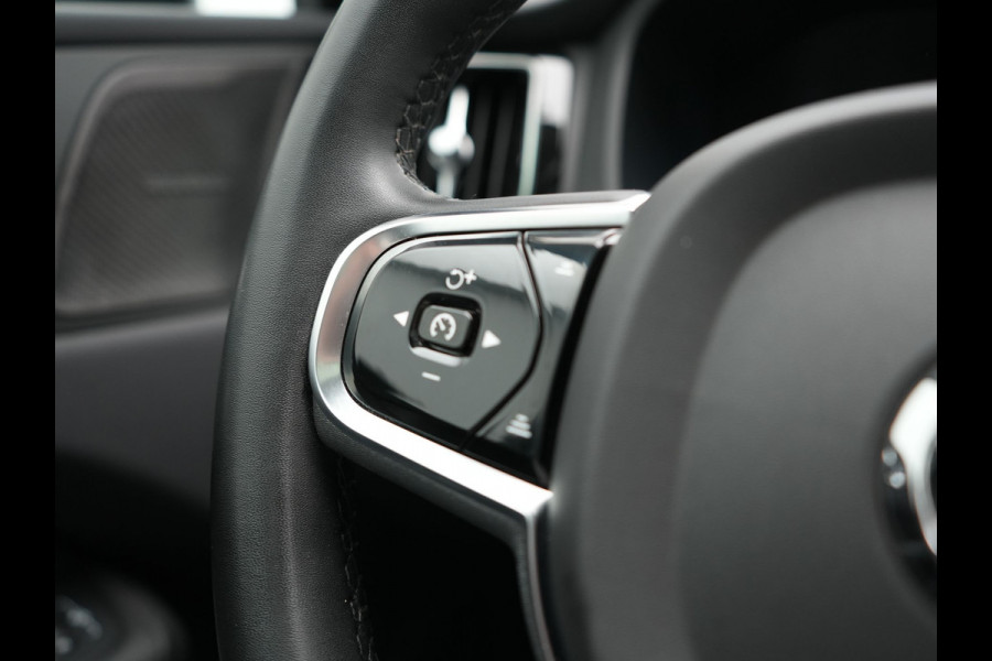 Volvo XC60 T6 AWD Plus Dark LONG RANGE PHEV 350pk Dealer O.H. | Trekhaak Af Fabriek | Panodak | Camera | Harman / Kardon | Lederen Sportstoelen Memory & Verwarmd | Keyless | Apple Carplay | Google Assistant | Navigatie | Virtual | DAB | 19"L.M | Plug In Hybrid |