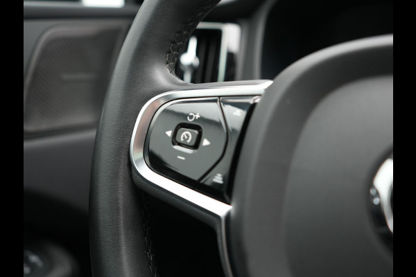 Volvo XC60 T6 AWD Plus Dark LONG RANGE PHEV 350pk Dealer O.H. | Trekhaak Af Fabriek | Panodak | Camera | Harman / Kardon | Lederen Sportstoelen Memory & Verwarmd | Keyless | Apple Carplay | Google Assistant | Navigatie | Virtual | DAB | 19"L.M | Plug In Hybrid |