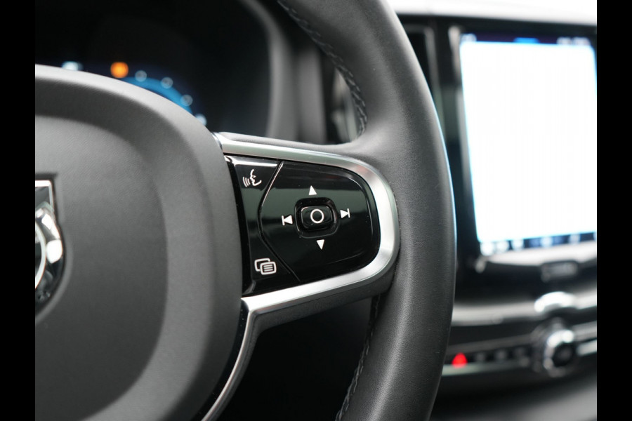 Volvo XC60 T6 AWD Plus Dark LONG RANGE PHEV 350pk Dealer O.H. | Trekhaak Af Fabriek | Panodak | Camera | Harman / Kardon | Lederen Sportstoelen Memory & Verwarmd | Keyless | Apple Carplay | Google Assistant | Navigatie | Virtual | DAB | 19"L.M | Plug In Hybrid |