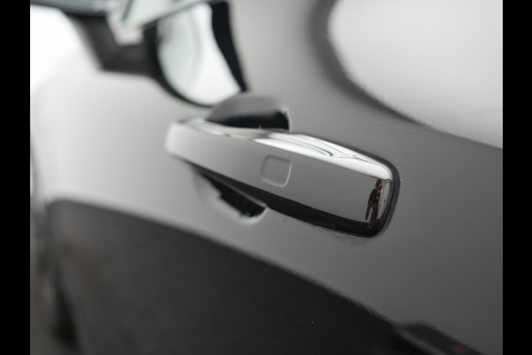 Volvo XC60 T6 AWD Plus Dark LONG RANGE PHEV 350pk Dealer O.H. | Trekhaak Af Fabriek | Panodak | Camera | Harman / Kardon | Lederen Sportstoelen Memory & Verwarmd | Keyless | Apple Carplay | Google Assistant | Navigatie | Virtual | DAB | 19"L.M | Plug In Hybrid |