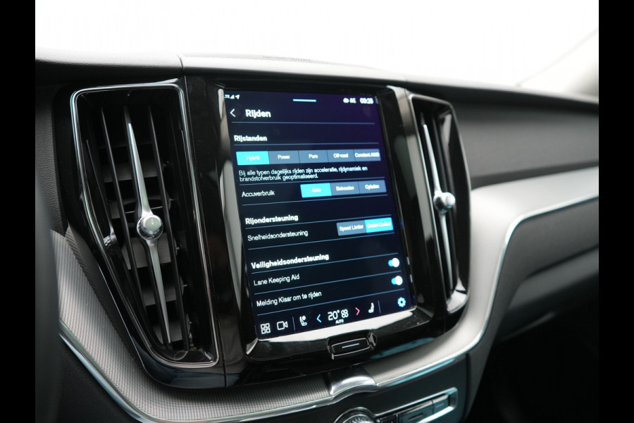 Volvo XC60 T6 AWD Plus Dark LONG RANGE PHEV 350pk Dealer O.H. | Trekhaak Af Fabriek | Panodak | Camera | Harman / Kardon | Lederen Sportstoelen Memory & Verwarmd | Keyless | Apple Carplay | Google Assistant | Navigatie | Virtual | DAB | 19"L.M | Plug In Hybrid |