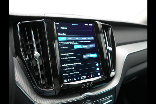 Volvo XC60 T6 AWD Plus Dark LONG RANGE PHEV 350pk Dealer O.H. | Trekhaak Af Fabriek | Panodak | Camera | Harman / Kardon | Lederen Sportstoelen Memory & Verwarmd | Keyless | Apple Carplay | Google Assistant | Navigatie | Virtual | DAB | 19"L.M | Plug In Hybrid |