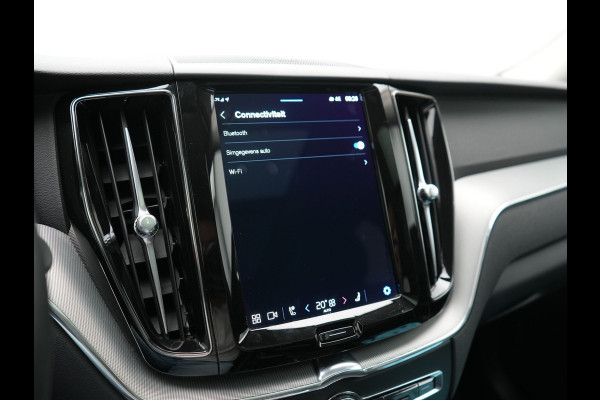Volvo XC60 T6 AWD Plus Dark LONG RANGE PHEV 350pk Dealer O.H. | Trekhaak Af Fabriek | Panodak | Camera | Harman / Kardon | Lederen Sportstoelen Memory & Verwarmd | Keyless | Apple Carplay | Google Assistant | Navigatie | Virtual | DAB | 19"L.M | Plug In Hybrid |