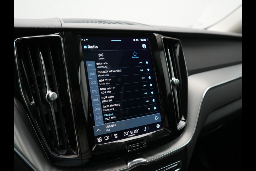 Volvo XC60 T6 AWD Plus Dark LONG RANGE PHEV 350pk Dealer O.H. | Trekhaak Af Fabriek | Panodak | Camera | Harman / Kardon | Lederen Sportstoelen Memory & Verwarmd | Keyless | Apple Carplay | Google Assistant | Navigatie | Virtual | DAB | 19"L.M | Plug In Hybrid |