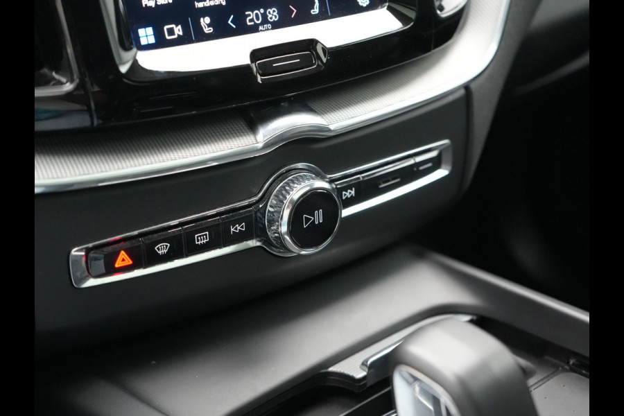 Volvo XC60 T6 AWD Plus Dark LONG RANGE PHEV 350pk Dealer O.H. | Trekhaak Af Fabriek | Panodak | Camera | Harman / Kardon | Lederen Sportstoelen Memory & Verwarmd | Keyless | Apple Carplay | Google Assistant | Navigatie | Virtual | DAB | 19"L.M | Plug In Hybrid |
