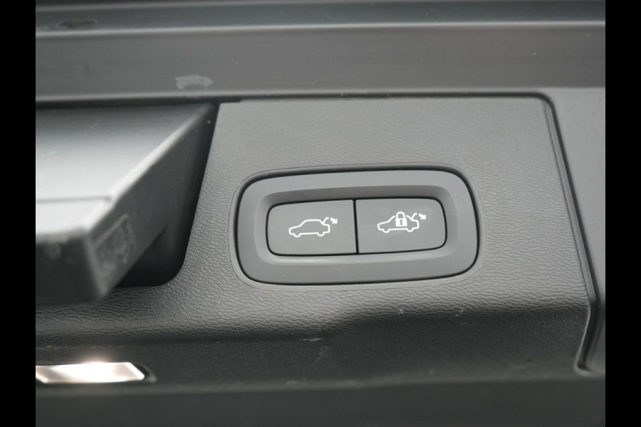 Volvo XC60 T6 AWD Plus Dark LONG RANGE PHEV 350pk Dealer O.H. | Trekhaak Af Fabriek | Panodak | Camera | Harman / Kardon | Lederen Sportstoelen Memory & Verwarmd | Keyless | Apple Carplay | Google Assistant | Navigatie | Virtual | DAB | 19"L.M | Plug In Hybrid |