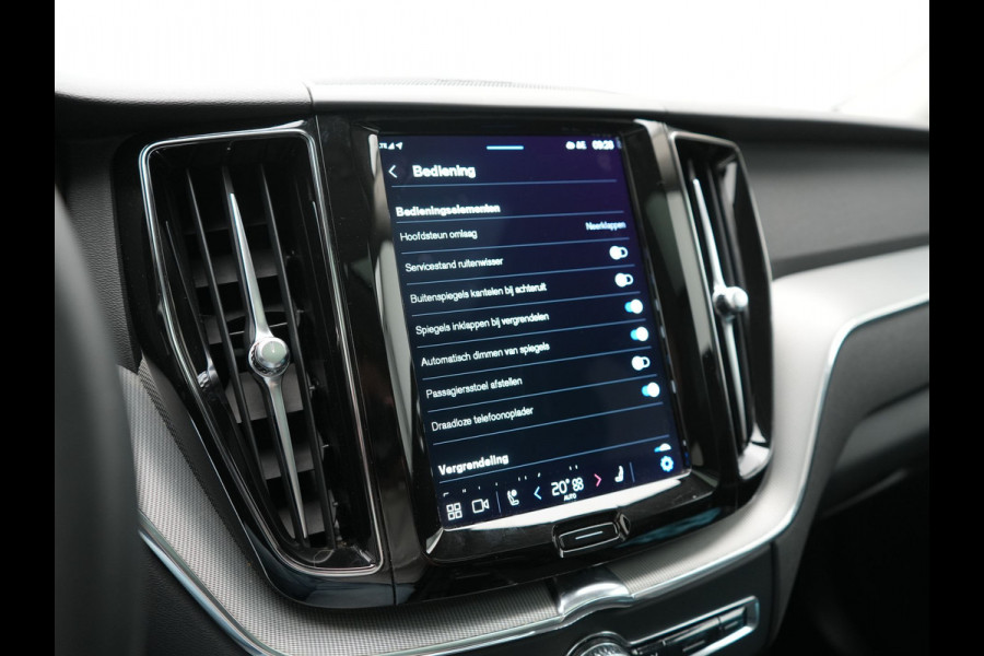Volvo XC60 T6 AWD Plus Dark LONG RANGE PHEV 350pk Dealer O.H. | Trekhaak Af Fabriek | Panodak | Camera | Harman / Kardon | Lederen Sportstoelen Memory & Verwarmd | Keyless | Apple Carplay | Google Assistant | Navigatie | Virtual | DAB | 19"L.M | Plug In Hybrid |
