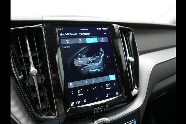Volvo XC60 T6 AWD Plus Dark LONG RANGE PHEV 350pk Dealer O.H. | Trekhaak Af Fabriek | Panodak | Camera | Harman / Kardon | Lederen Sportstoelen Memory & Verwarmd | Keyless | Apple Carplay | Google Assistant | Navigatie | Virtual | DAB | 19"L.M | Plug In Hybrid |