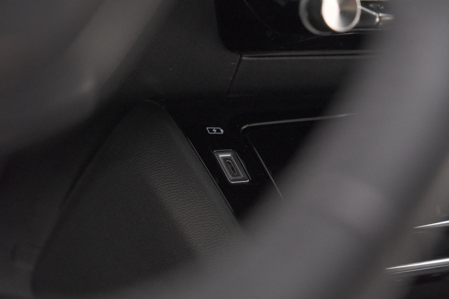 Peugeot e-2008 EV Allure 54 kWh | SOH 97,2% | 360 Camera | Dodehoekdetectie | 11 KW Lader | Apple Carplay