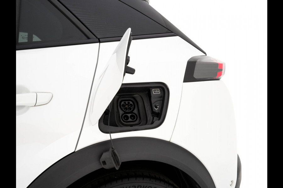 Peugeot e-2008 EV GT Pack 50 kWh [3-Fase-11kW] {SoH-88%} (INCL-BTW) * HEATPUMP | PANO |  LEATHER-ALCANTARA| DIGI-COCKPIT | FULL-LED | BLIS | KEYLESS | CAMERA | CARPLAY | DAB+ | NAVI-FULLMAP | ECC | PDC | SPORTSEATS | AMBIENTLIGHT | PRIVACY-GLASS |