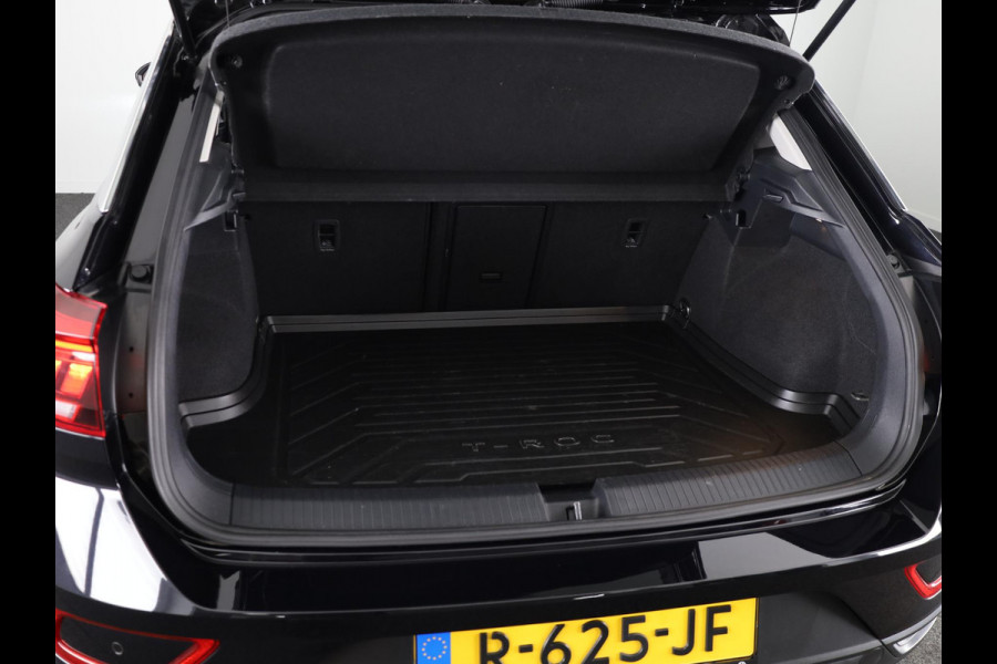 Volkswagen T-Roc 1.5 TSI Life 75 Edition 150 pk Automaat (DSG) | Navigatie via App | Trekhaak (afneembaar) | Parkeersensoren (Park assist) | Achteruitrijcamera |