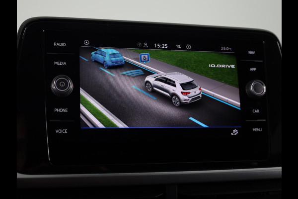 Volkswagen T-Roc 1.5 TSI Life 75 Edition 150 pk Automaat (DSG) | Navigatie via App | Trekhaak (afneembaar) | Parkeersensoren (Park assist) | Achteruitrijcamera |