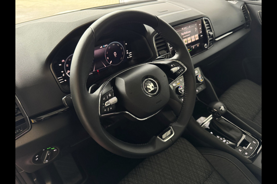 Škoda Karoq 1.5 TSI 150PK CARPLAY NAVI VIR.COCKPIT STOEL/STUUR VERW. ADAP.CRUISE ✅ Top Auto's 30 jaar VAG Specialist / Zowel PHEV / HEV / HYBRID als Type's Business / Edition / Sportline / Ultimate etc✅