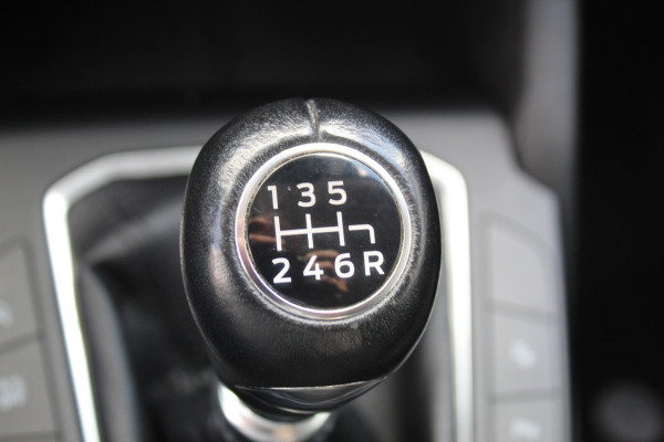 Ford Focus 1.0 EcoBoost Titanium Business , 125pk , Slects 65427km Climate control , Camera , Cruise control , Trekhaak , Luxe uitvoering Stoel,Stuur en Voorruitverwarming , Blind Spot ,
