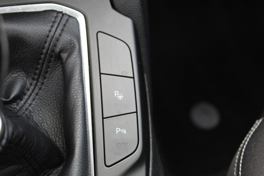 Ford Focus 1.0 EcoBoost Titanium Business , 125pk , Slects 65427km Climate control , Camera , Cruise control , Trekhaak , Luxe uitvoering Stoel,Stuur en Voorruitverwarming , Blind Spot ,