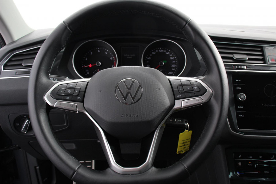 Volkswagen Tiguan 1.5 TSI DSG Active Navigatie App connect Wireless Adaptieve Cruise Control Travel Assist Parkeersensoren Camera Park Assist Stoel- en stuurverwarming Elektrische achterklep Virtual Cockpit
