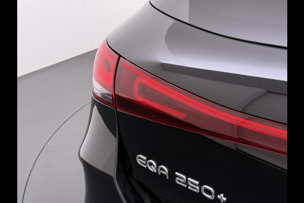 Mercedes-Benz EQA 250 AMG 71kWh // Trekhaak // Panoramadak // 360 Camera // Memory Stoelen // Sfeerverlichting // 19" AMG Velgen // Carplay