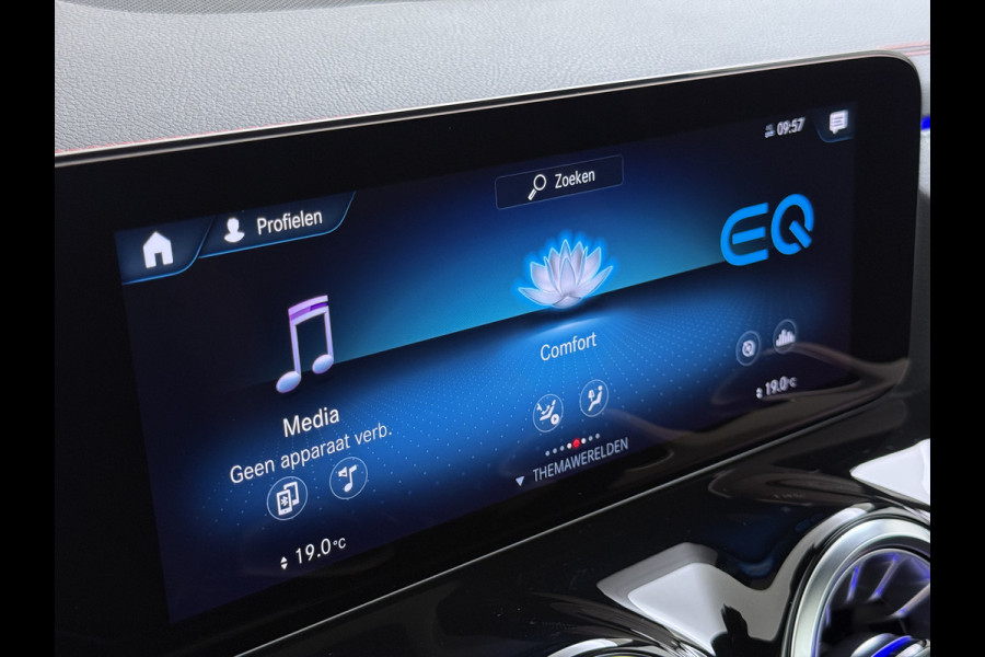 Mercedes-Benz EQA 250 AMG 71kWh // Trekhaak // Panoramadak // 360 Camera // Memory Stoelen // Sfeerverlichting // 19" AMG Velgen // Carplay