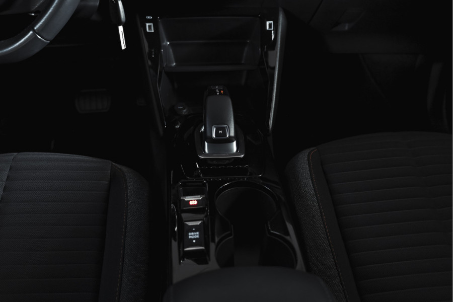 Peugeot 2008 1.2 PureTech 130 PK Active Pack - Automaat | Trekhaak | Cruise | Stoelverw. | PDC | Camera | App. Connect | LM 16" |
