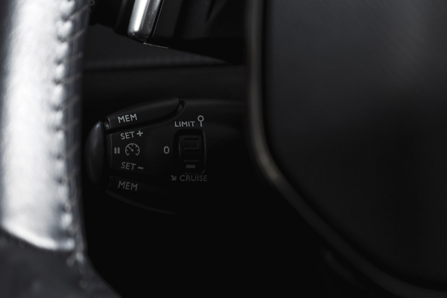 Peugeot 2008 1.2 PureTech 130 PK Active Pack - Automaat | Trekhaak | Cruise | Stoelverw. | PDC | Camera | App. Connect | LM 16" |