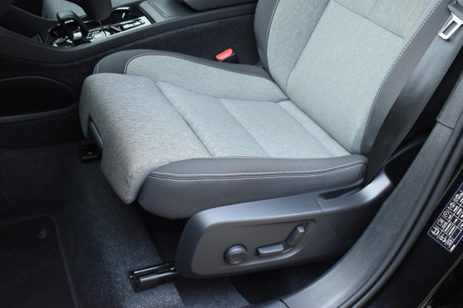 Volvo XC40 B3 177PK Automaat Plus Black Edition / Adaptive Cruise control / 360 Camera / Extra getint glas / 20'' velgen / Harman Kardon / Elektrisch verstelbare stoelen met geheugen / Stoel- en stuurverwarming