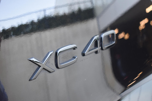 Volvo XC40 B3 177PK Automaat Plus Black Edition / Adaptive Cruise control / 360 Camera / Extra getint glas / 20'' velgen / Harman Kardon / Elektrisch verstelbare stoelen met geheugen / Stoel- en stuurverwarming