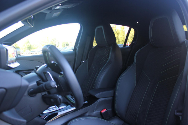Peugeot 208 1.2 Hybrid 145PK AUTOMAAT GT PACK | DRAADLOZE APPLE CARPLAY/ANDROID AUTO | 17" LICHTMETALEN VELGEN | DRAADLOZE TELEFOONLADER | ACHTERUITRIJ CAMERA | CRUISE CONTROL | FULL LED KOPLAMPEN | KEYLESS ENTRY/START | CLIMATE CONTROL | PARKEERSENSOREN VOOR EN ACHTER | GETINTE ACHETRRUITEN |