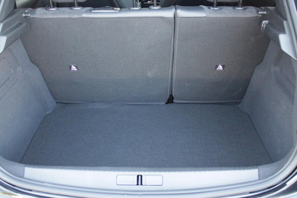 Peugeot 208 1.2 Hybrid 145PK AUTOMAAT GT PACK | DRAADLOZE APPLE CARPLAY/ANDROID AUTO | 17" LICHTMETALEN VELGEN | DRAADLOZE TELEFOONLADER | ACHTERUITRIJ CAMERA | CRUISE CONTROL | FULL LED KOPLAMPEN | KEYLESS ENTRY/START | CLIMATE CONTROL | PARKEERSENSOREN VOOR EN ACHTER | GETINTE ACHETRRUITEN |